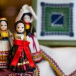 民族人形と伝統刺繍（クロアチア）